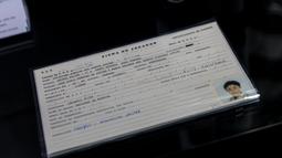 Namun, hal itu kalah dengan aura dari foto dan barang-barang peninggalan milik Cristiano Ronaldo. Pemain asal Portugal yang kini menjadi salah satu GOAT atau Greatest All of Time atau pemain terbaik sepanjang masa dalam dunia sepak bola. (Bola.com/Bagaskara Lazuardi)