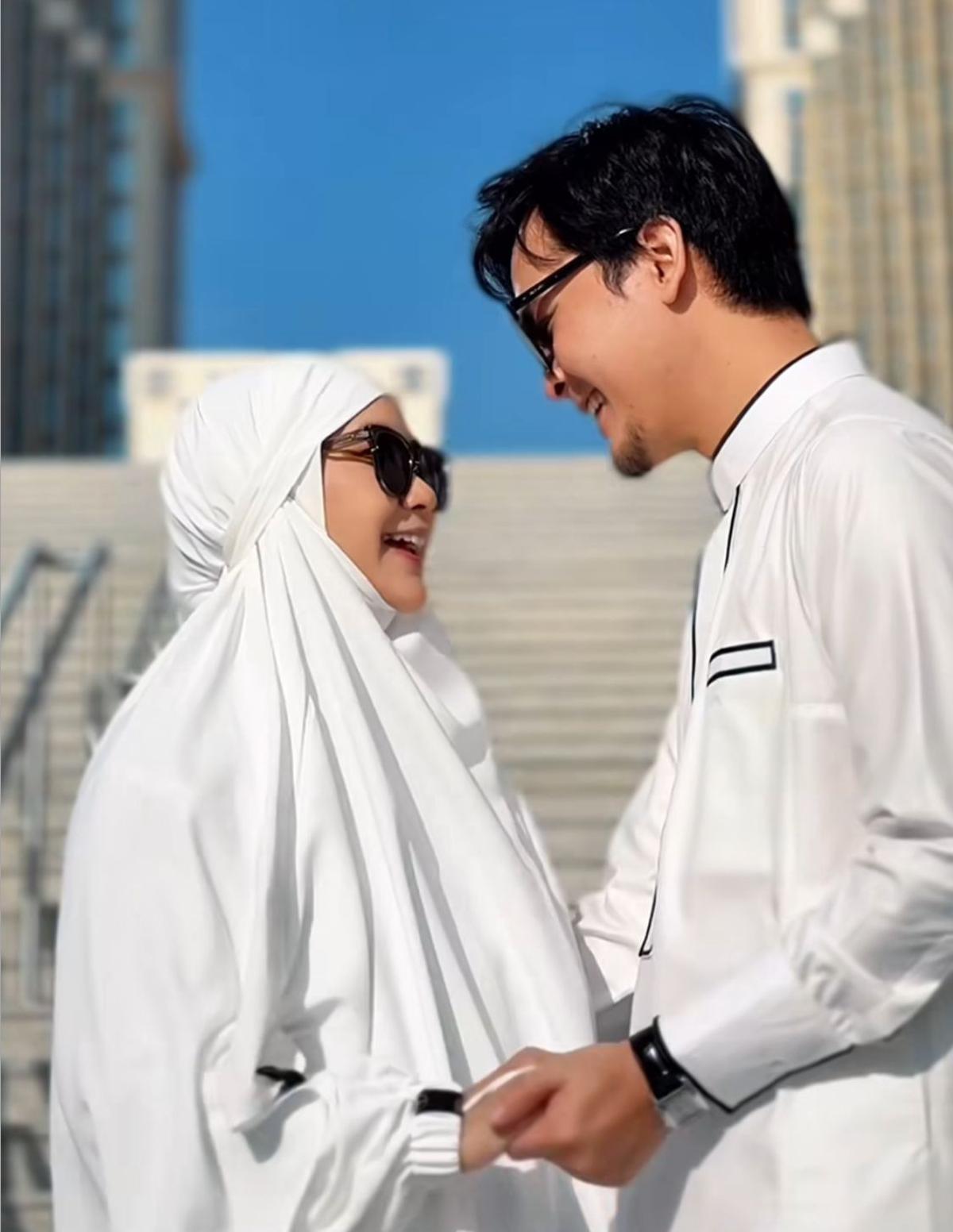 Potret Manis Anisa Rahma dan Suami Umroh saat Ramadan, Momen Bareng Si Kecil Jadi Sorotan