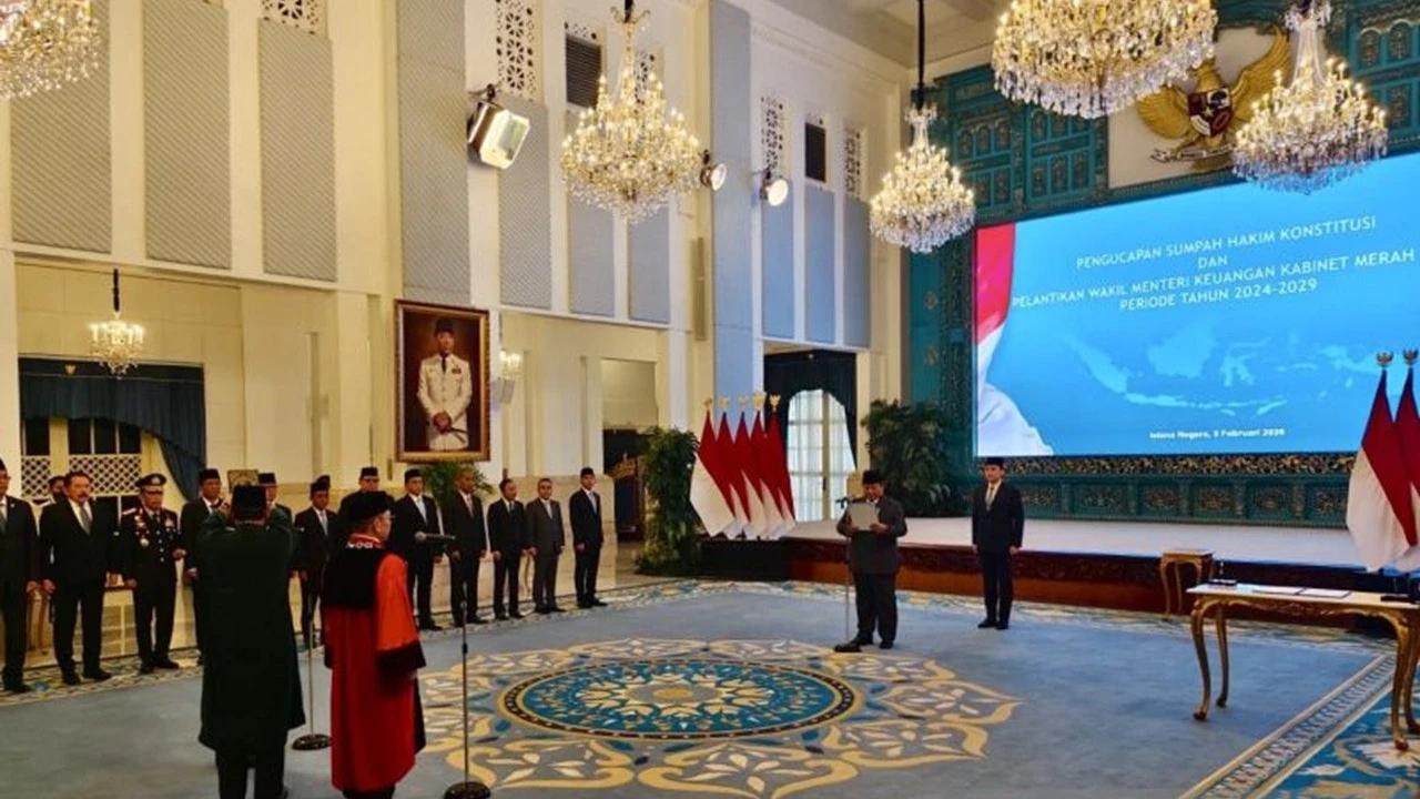 Pakai Jubah Hakim MK, Adies Kadir Ucapkan Sumpah Jabatan di Depan Prabowo