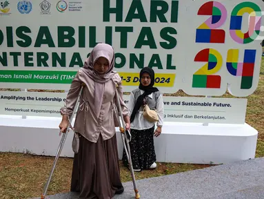 Warga penyandang disabilitas mengunjungi pameran peringatan Hari Disabilitas Internasional 2024 di Taman Ismail Marzuki, Jakarta, Selasa (3/12/2024). (Liputan6.com/Angga Yuniar)