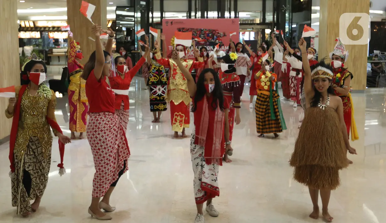 Penari mengenakan pakaian tradisional menampilkan tarian khas daerah-daerah Indonesia dalam acara "Tunjukan Indonesiamu, Satukan Negeri" di Jakarta, Sabtu (15/8/2020). Acara yang digelar virtual tersebut untuk mengampanyekan budaya Indonesia dan memperingati HUT ke-75 RI. (Liputan6.com/Johan Tallo)