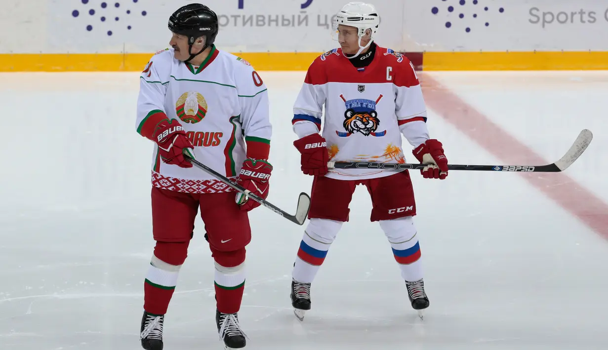 Presiden Rusia Vladimir Putin (kanan) dan Presiden Belarus Alexander Lukashenko (kiri) ikut serta dalam pertandingan hoki es di Shayba Arena, Resor Laut Hitam Sochi, Rusia, (15/2). (Sergei Chirikov / Pool / AFP)