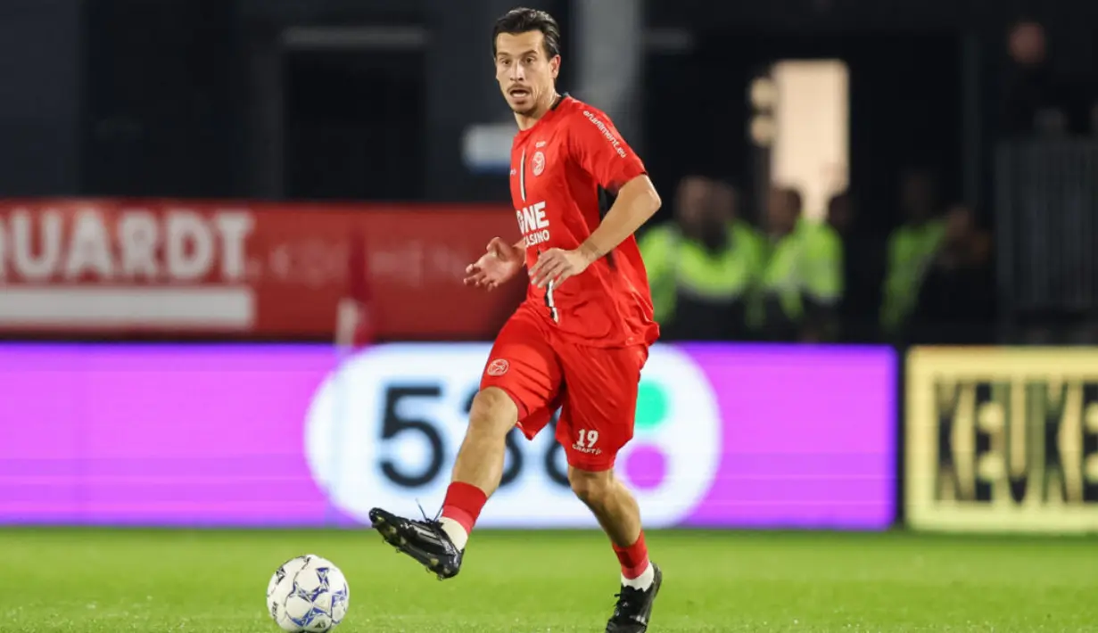 <p>Thom Haye bermain untuk Almere City di&nbsp;Eredivisie 2024/2025. (Bola.com/almerecity.nl)</p>