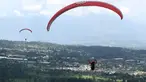 Seorang paraglider lepas landas dari lereng bukit di Puncak, Bogor, Jawa Barat, Kamis (2/12/2021). Destinasi wisata alam Bukit Paralayang Puncak Bogor sangat cocok untuk dikunjungi pada liburan akhir pekan bersama keluarga, sahabat maupun pasangan tercinta. (Goh Chai Hin/AFP)