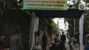 Pengendara sepeda motor menjalani pemeriksaan saat akan memasuki pemukiman warga di kawasan H. Gari, Pesanggrahan, Jakarta, Jumat (3/4/2020). Penyemprotan secara swadaya tersebut dilakukan warga untuk mencegah penyebaran virus corona COVID-19. (Liputan6.com/Johan Tallo)