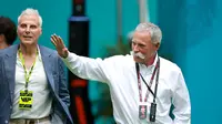 Petinggi Liberty Media, Chase Carey (kanan) bakal terlibat di ajang MotoGP jika proses takeover selesai. (Hector Vivas / GETTY IMAGES NORTH AMERICA / Getty Images via AFP)