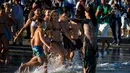 Model Isabeli Fontana menyapa pengunjung pantai selama Festival film Venice ke-74 di Venice, Italia (30/8). Model 34 tahun ini tampil dengan gaun transparan saat sesi pemotretan di pantai. (AP Photo / Domenico Stinellis)