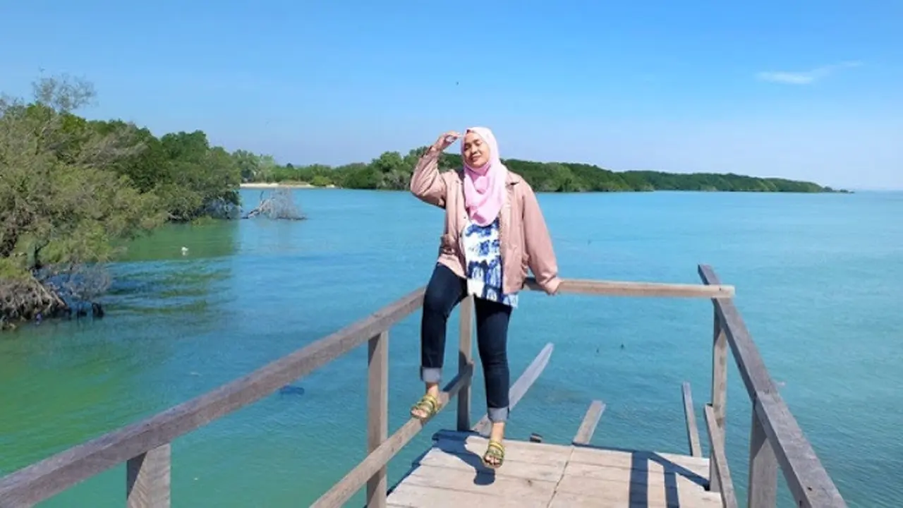Cantiknya Pantai Kutang di Pesisir Utara Lamongan
