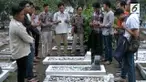 Usai mendapat gelar Pahlawan Nasional, makam Lafran Pane ramai dikunjungi para peziarah.