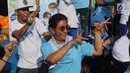 Menteri Kelautan dan Perikanan Susi Pudjiastuti berjoget baby shark dance saat meresmikan 'Pandu Laut Nusantara' sebagai wadah bersama untuk para pemerhati laut di CFD kawasan Bundaran HI, Jakarta, Minggu (15/7). (Liputan6.com/Arya Manggala)