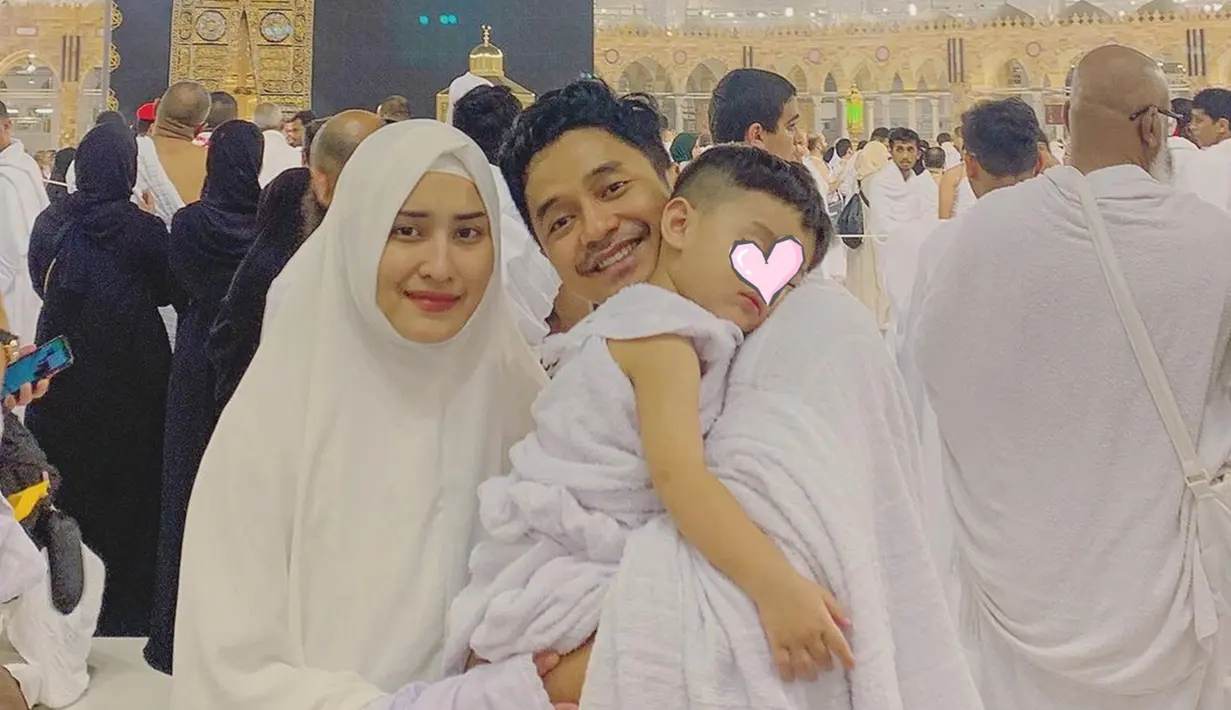 Bersyukur atas kesempatan bisa mengunjugi Tanah Suci, Angbeen Rishi ungkap jika ia tak henti mengeluarkan air mata. Sang buah hati anteng dalam gendongan Adly Fairuz, dalam laman Instagramnya, Angbeen ungkap jika Adly Fairuz setia menggendong sang buah hati selama tawaf berlangsung tanpa bergantian dengan sang istri. Tidur dalam gendongan sang ayah, Baby Ardashir terlihat sangat nyaman. (Liputan6.com/IG/@angbeenrishi)