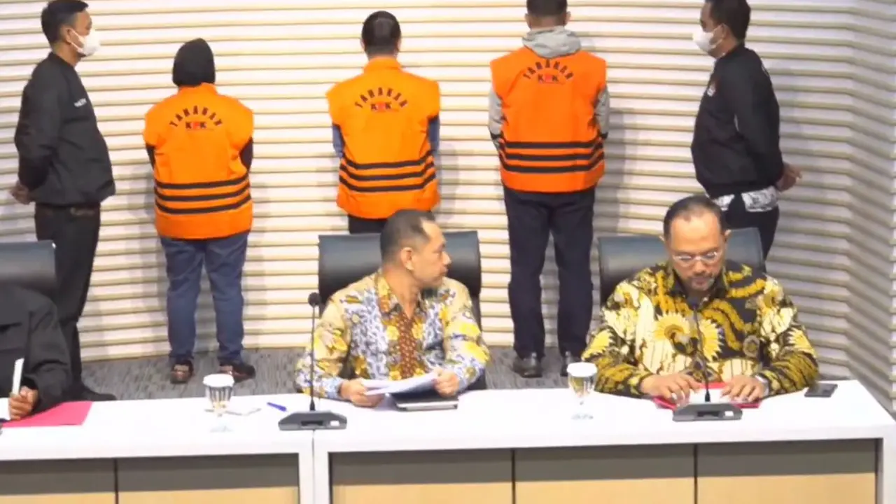 Komisi Pemberantasan Korupsi (KPK) menggelar konferensi pers tangkap tangan di lingkungan pemerintahan Pekanbaru.