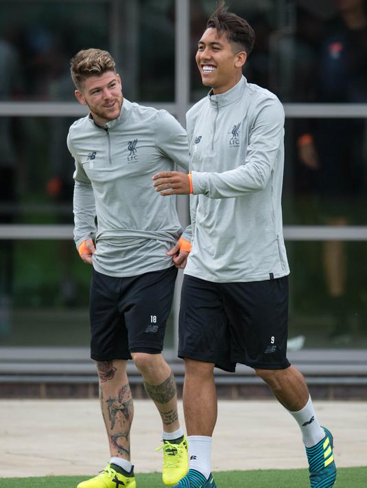 Pemain Liverpool, Roberto Firmino, bercanda dengan Alberto Moreno, saat melakukan sesi latihan jelang laga  kualifikasi liga Champions di Melwood, Liverpool, Selasa (22/8/2017). Liverpool akan menghadapi Hoffenheim. (AFP/Oli Scarff)
