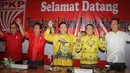 Suasana pertemuan antara Partai Golkar Munas Ancol dengan Partai PKPI di kantor DPP PKPI, Jakarta, Rabu (18/3/2015). Agung Laksono beserta rombongan melakukan safari politik kepada partai pendukung pemerintah. (Liputan6.com/Helmi Afandi)