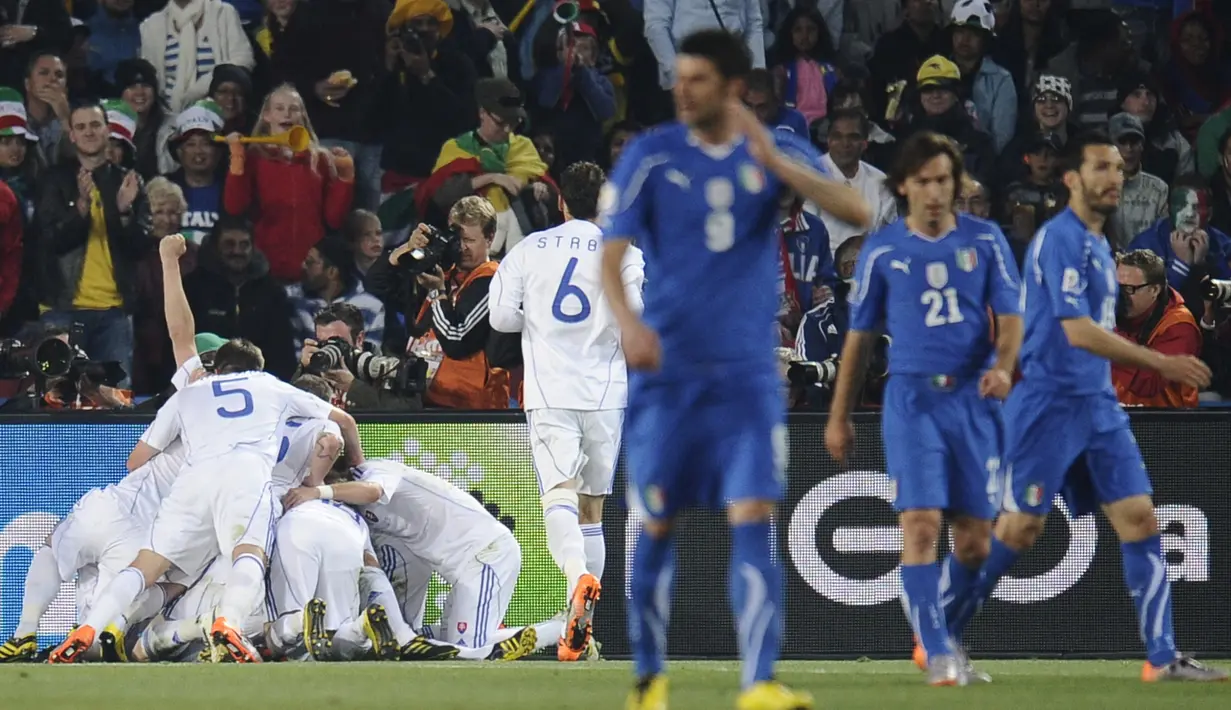 Italia. Berstatus juara Piala Dunia 2006, Italia langsung tersingkir di fase grup Piala Dunia 2010 yang digelar di Afrika Selatan. Tergabung di Grup F, Andrea Pirlo dkk finis di posisi juru kunci dengan raihan 2 poin, hasil dari 2 kali imbang dan 1 kali kalah. Hasil imbang diraih saat Italia ditahan 1-1 oleh Paraguay dan Selandia Baru pada matchday pertama dan kedua. Sementara kekalahan diderita dari Slovakia pada matchday ketiga dengan skor 2-3. (AFP/Filippo Monteforte)