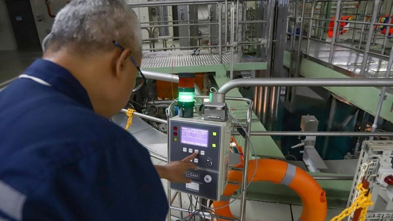 Dalam kunjungan tersebut, para peserta diberikan kesempatan untuk melihat langsung operasi dan teknologi yang digunakan di RSG-GAS. Mereka juga mendapatkan penjelasan mendalam tentang berbagai proyek riset yang sedang berlangsung, serta potensi aplikasi d