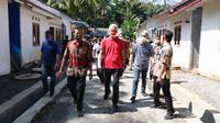 Gubernur Jawa Tengah Ganjar Pranowo saat meninjau bantuan Tuku Lemah Oleh Omah untuk mewujudkan mimpi warga kurang mampu agar memiliki rumah sendiri. (Ist)