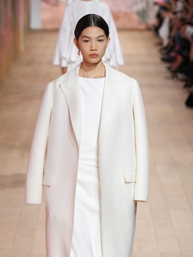 Bikin Bangga, 6 Aksi Model Indonesia Jacey Philana Bawakan Koleksi Dior Couture di Paris Couture Week