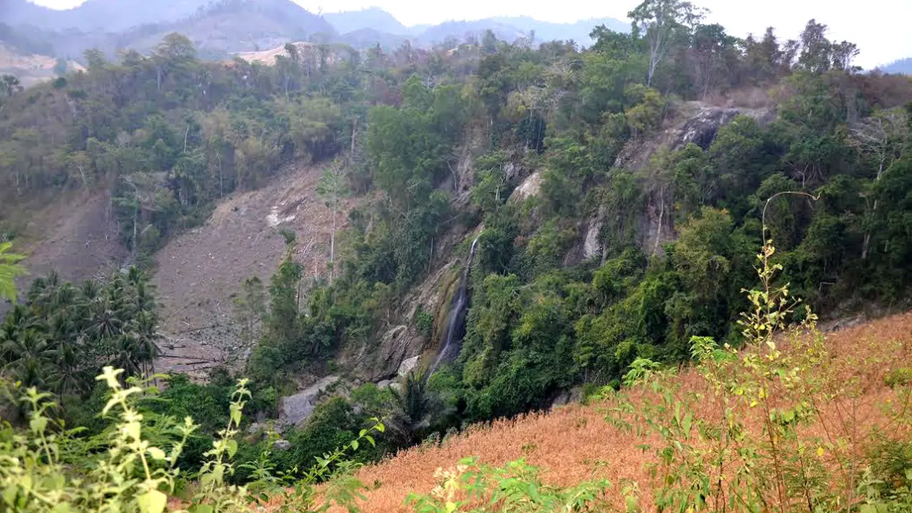 Arus Air Terjun Tenilo Semakin Lambat