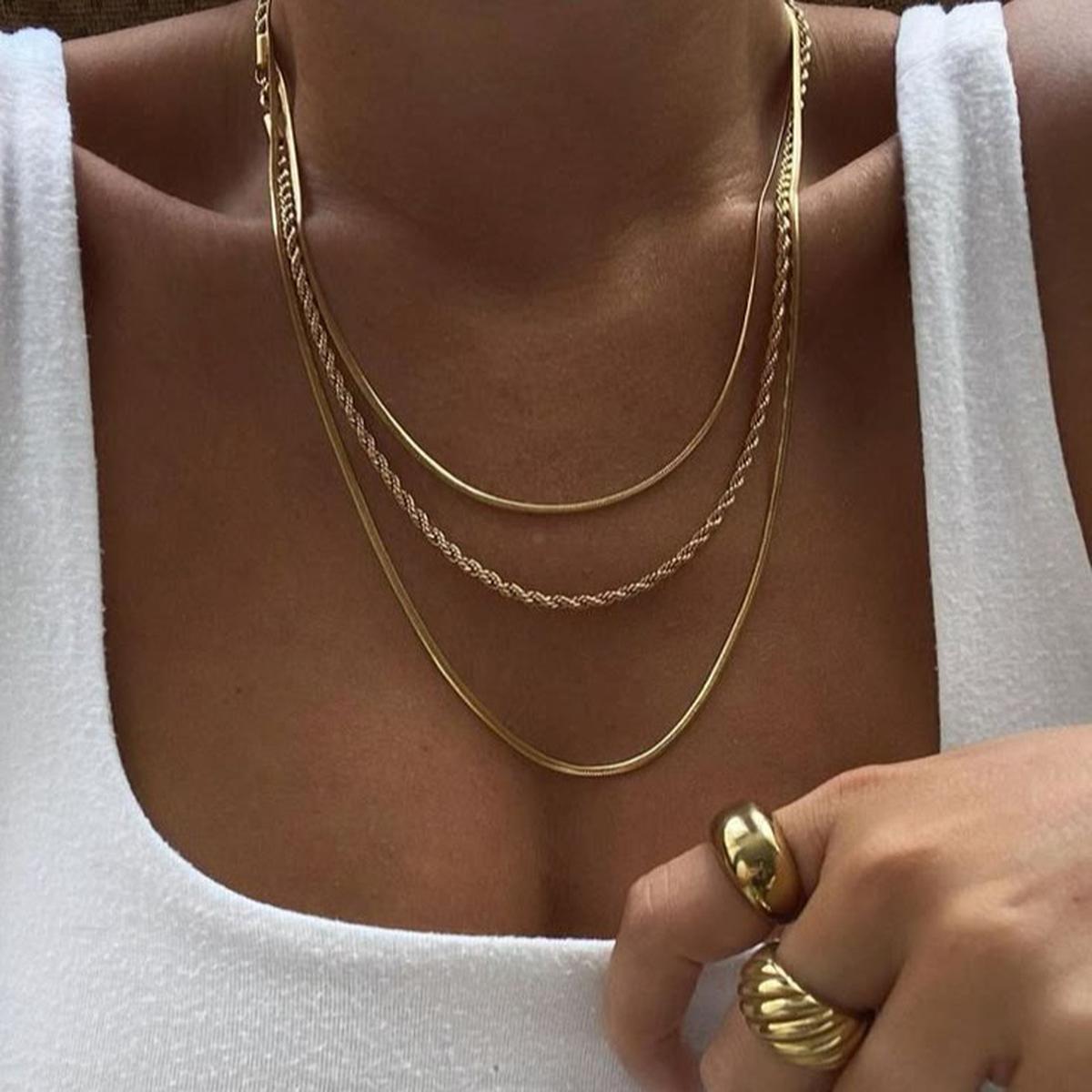 Ilustrasi Kalung Emas Kuning di Kulit Sawo Matang