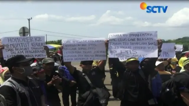 Para tenaga honorer ini kecewa karena saat kampanye WH - Andika berjanji  mengangkat tenaga kerja honorer di Banten menjadi apartur sipil