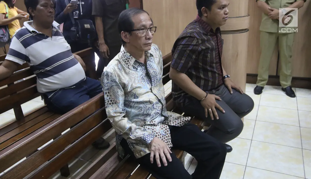 Pendeta yang dihadirkan sebagai saksi dari pihak Basuki Tjahaja Purnama (Ahok) dalam lanjutan sidang gugatan cerai di PN  Jakarta Utara, Rabu (7/3). Pendeta ini berasal dari gereja tempat Ahok dan Veronica Tan biasa beribadah. (Liputan6.com/Arya Manggala)