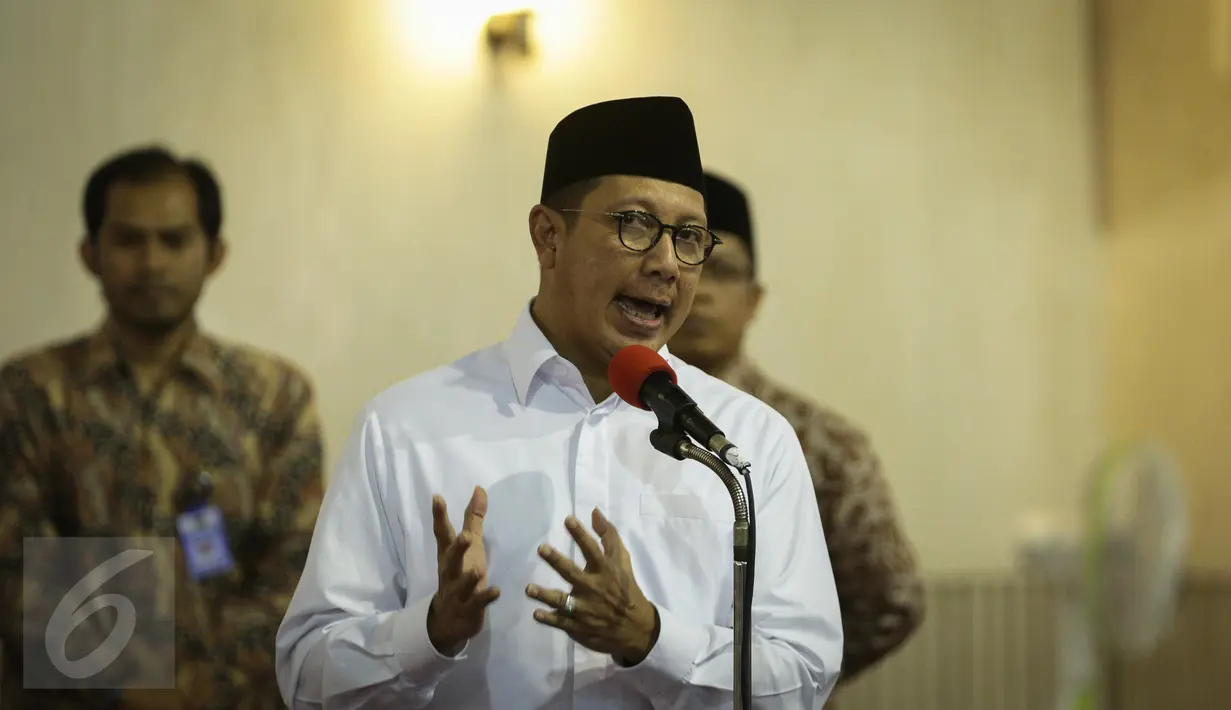 Menteri Agama Lukman Hakim Saifuddin memberikan sambutan saat meresmikan pemajangan potongan Kiswah (kain penutup Kakbah) hadiah dari Raja Salman bin Abdulaziz Al Saud di Masjid Istiqlal, Jakarta, Jumat (10/3). (Liputan6.com/Faizal Fanani)