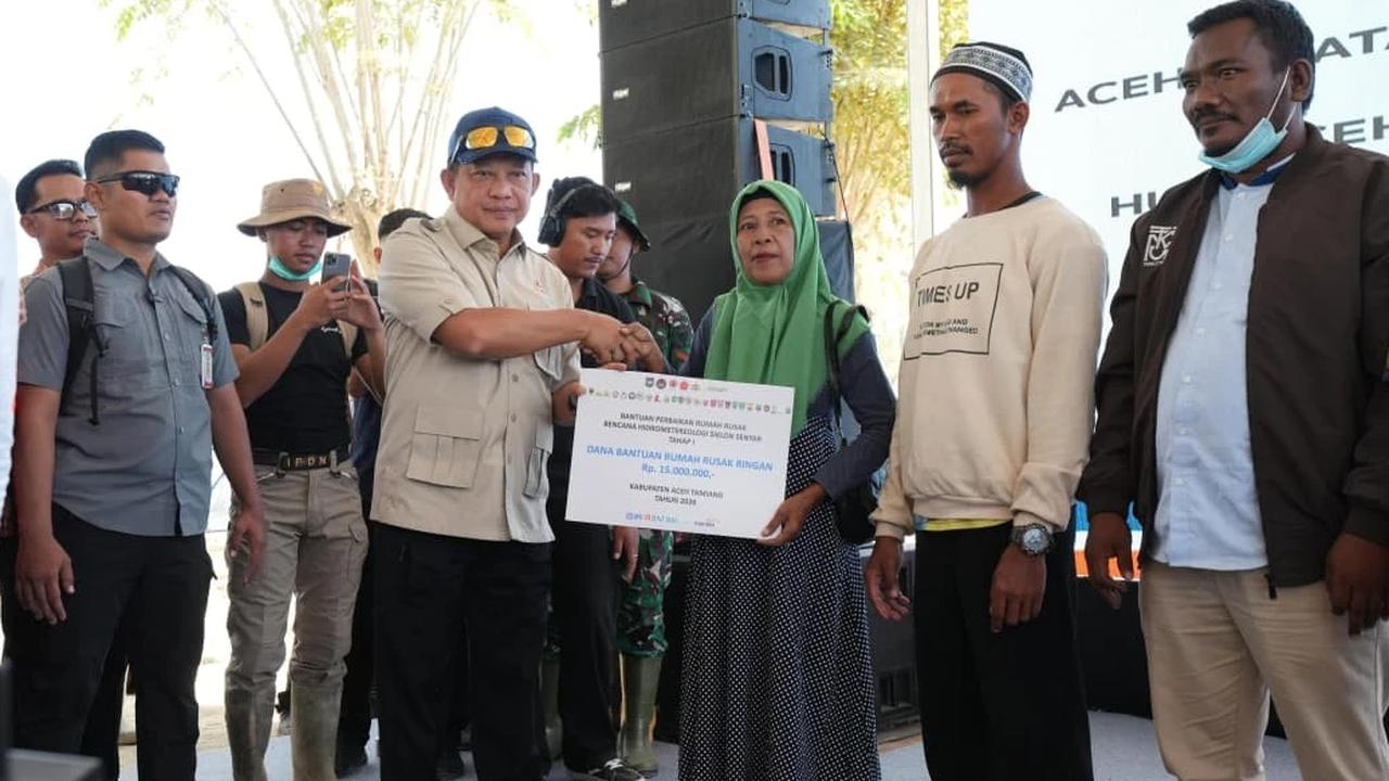 Pemerintah serahkan bantuan perbaikan rumah secara serentak dari Kabupaten Aceh Tamiang