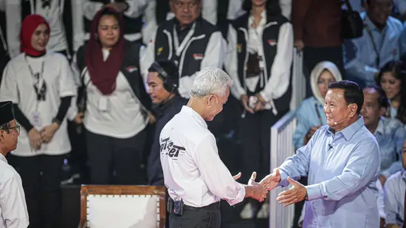 <p>Capres nomor urut 3, Ganjar Pranowo menyalami capres nomor urut 2, Prabowo Subianto di arena debat Capres 2024 di Kantor KPU, Jakarta Pusat, Selasa (12/12/2023) malam. (Liputan6.com/Faizal Fanani)</p>
