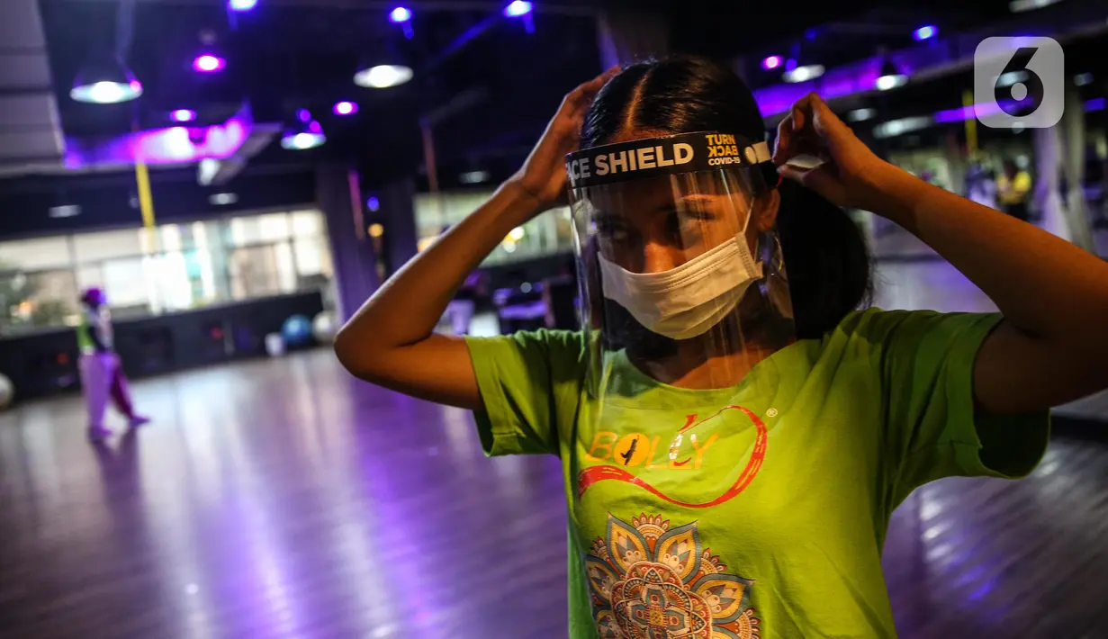 Instruktur mengenakan masker dan face shield pada sesi kelas senam Bolly’D (Bollywood Fitness Dance) di Raga Studio, Jakarta, Senin (15/6/2020). Beberapa pusat kebugaran menerapkan protokol kesehatan untuk mencegah penularan Covid-19. (Liputan6.com/Faizal Fanani)