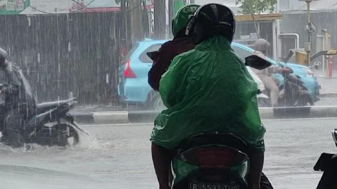 Apakah Boleh Tidak Sholat Jumat Jika Hujan Deras? Ini Jawabannya
