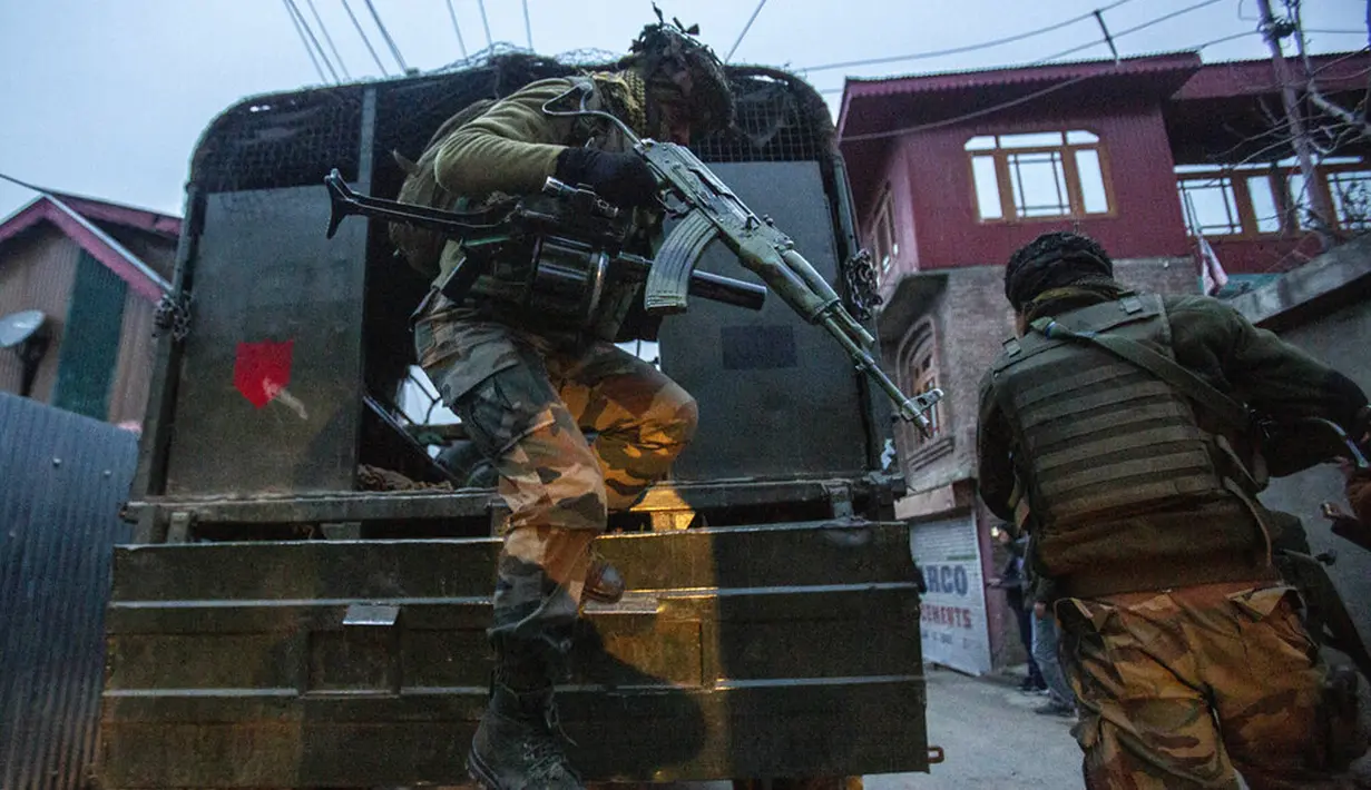 Tentara India tiba dalam operasi kontra-pemberontakan di pinggiran Srinagar, Kashmir, India, 3 Januari 2022. Menurut polisi, seorang pemberontak utama dan rekannya tewas dalam operasi tersebut. (AP Photo/Mukhtar Khan)