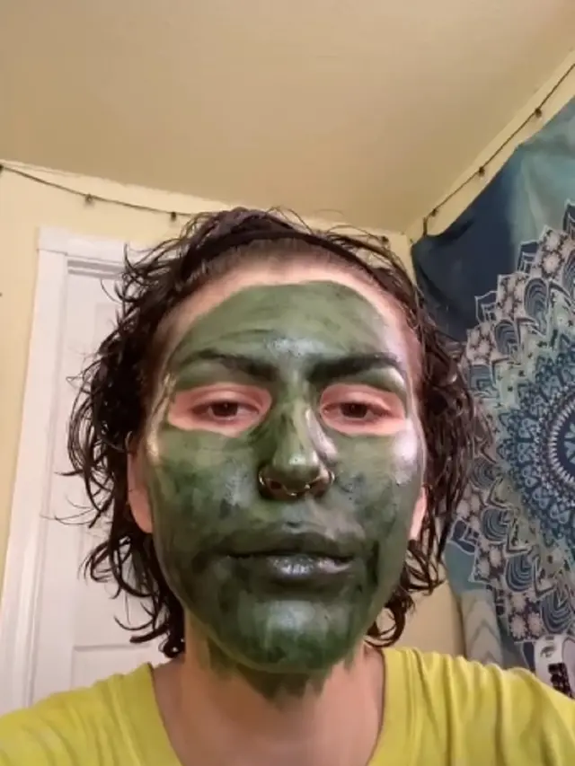 Pakai Masker Wajah Agar Glowing, Wanita Ini Justru Mirip Hulk Sebelum Wawancara Kerja