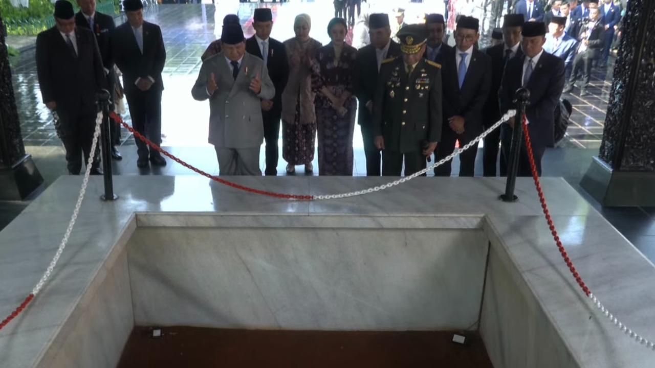 Prabowo Saksikan Sumur Lubang Buaya, Lagu Gugur Bunga Mengiringi Momen Khidmat