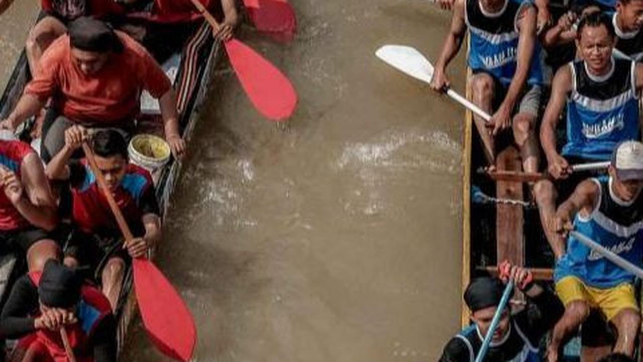 Pada awalnya, pacu jalur diselenggarakan di kampung-kampung di sepanjang Sungai Kuantan untuk memperingati hari besar Islam.

Namun seiring perkembangan zaman, akhirnya Pacu Jalur diadakan untuk memperingati Hari Kemerdekaan Republik Indonesia.