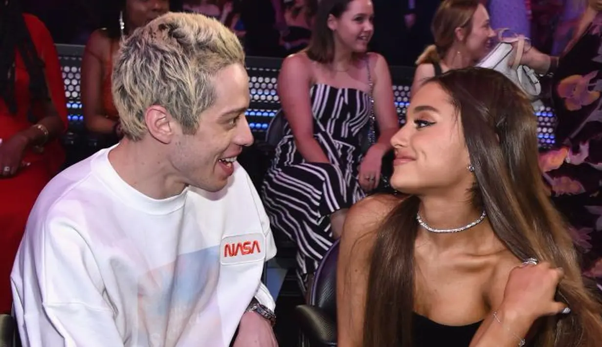 Ariana Grande menceritakan mengenai cara Pete Davidson melamarnya. (Getty Images - Cosmopolitan)