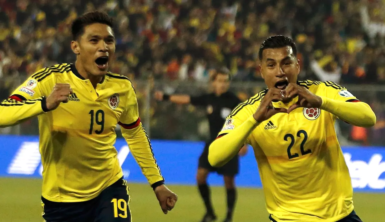 Bek Kolombia, Jeison Murillo (kanan) melakukan selebrasi usai mencetak gol ke gawang Brasil saat pertandingan Copa Amerika 2015 di Estadio Monumental, Santiago, Chile, Kamis (18/6/2015). Kolombia menang 1-0 atas Brasil. (REUTERS/Henry Romero)
