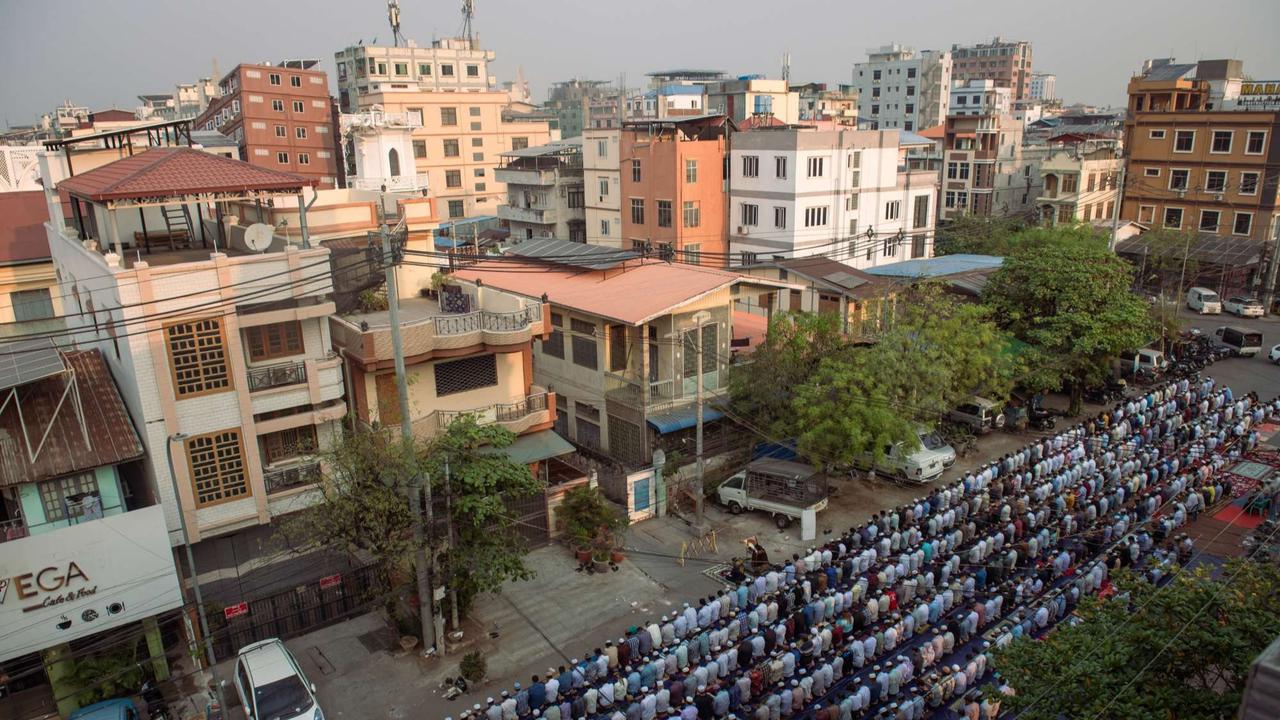 Muslim di Myanmar gelar salat Idulfitri di jalanan