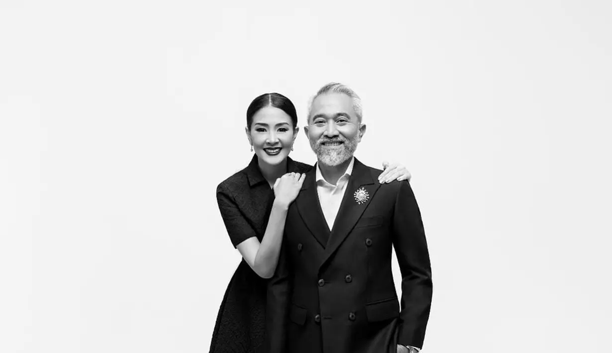 Lukman Sardi tampil gentleman dengan setelan jas dan celana panjangnya. Sang istri tampil anggun dibalut blazer dress. [Foto: Instagram/lukmansrd]