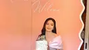 Makeup untuk Natasha Wilona dipercayakan pada tangan dingin @slamwiyono. Riasannya mengusung tema soft glam, dengan fokus pada kesan natural dan fresh.  [@natashawilona12].