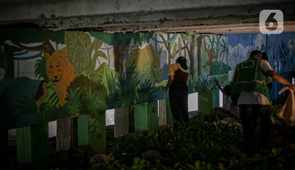 Mahasiswa Institut Kesenian Jakarta (IKJ) menyelesaikan pembuatan mural di kolong Jembatan Pegangsaan, Menteng, Jakarta, Selasa (26/1/2021). Pembuatan mural tersebut merupakan bagian dari pembangunan taman kolong jembatan oleh Pemprov DKI Jakarta. (Liputan6.com/Faizal Fanani)