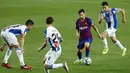 Striker Barcelona, Lionel Messi, berusaha melewati pemain Espanyol pada laga La Liga di Stadion Camp Nou, Rabu (8/7/2020). Barcelona menang 1-0 atas Espanyol. (AP/Joan Monfort)