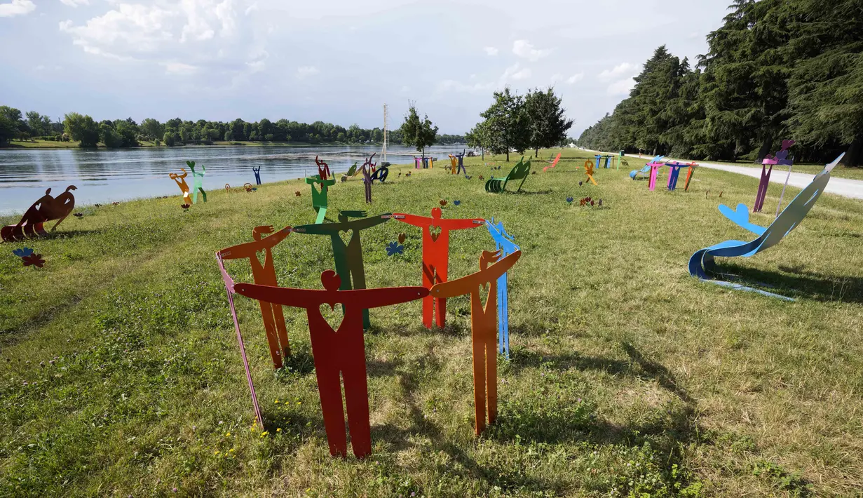 Pemandangan instalasi 'Rainbow Park', oleh desainer dan seniman Stefano Rossetti, di danau buatan Idroscalo, di Milan, Italia, Selasa (22/6/2021). Instalasi yang terdiri dari furnitur jalanan, patung, dan benda logam berwarna, akan dipajang hingga Juni 2022. (AP Photo/Luca Bruno)