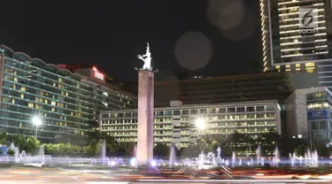 Suasana kawasan Bundaran HI sebelum lampu dipadamkan saat peringatan Earth Hour 2018 di Jakarta, Sabtu (24/3). Earth Hour dilakukan untuk efisiensi energi yang berdampak pada penanggulangan perubahan iklim. (Liputan6.com/Immanuel Antonius)