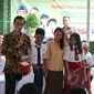 Presiden Jokowi berdialog dengan pelajar saat pembagian Kartu Indonesia Sehat (KIS), Kartu Indonesia Pintar dan Kartu Keluarga Sejahtera (KKS) kepada masyarakat di Penjaringan, Jakarta, Rabu (13/5). (Liputan6.com/Faizal Fanani)