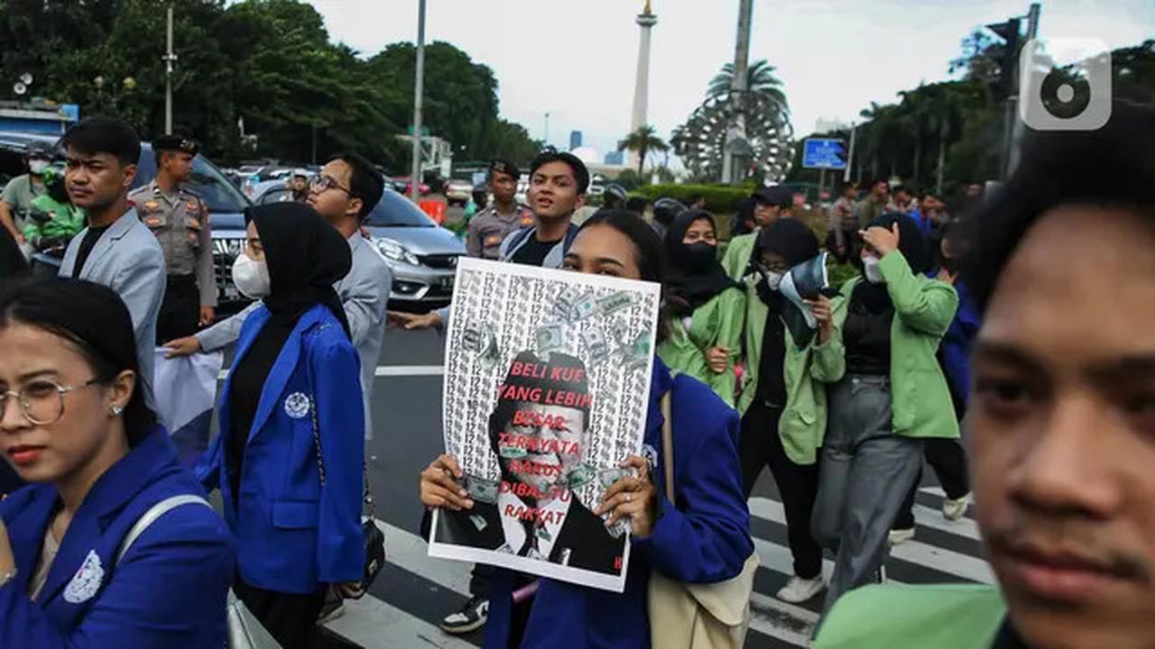 Tolak Penerapan PPN 12 Persen, BEM SI Kerakyatan Berunjuk Rasa di Kawasan Patung Kuda Jakarta
