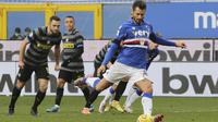Antonio Candreva dari Sampdoria mencetak gol lewat tendangan penalti, gol pertama timnya selama pertandingan sepak bola Serie A antara Sampdoria dan Inter Milan di stadion Luigi Ferraris di Genoa, Italia, Rabu 6 Januari 2021. (Tano Pecoraro / LaPresse via