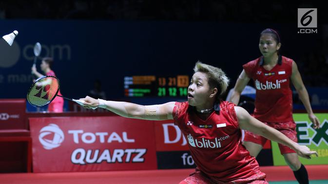 Ganda putri Indonesia Greysia Polii/Apriyani Rahayu mengembalikan kok ke arah Yuki FukuShima/Sayaka Hirota (Jepang) di 8 besar Indonesia Open 2018, Istora GBK, Jumat (6/7). Greysia/Apriyani kalah 14-21,20-22. (Liputan6.com/Helmi Fithriansyah)