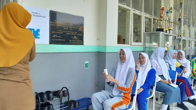 Para siswa SMAN 6 Tangsel antre untuk masuk ruang skrining CKG Sekolah. (Dok Benedikta Desideria/Liputan6.com)