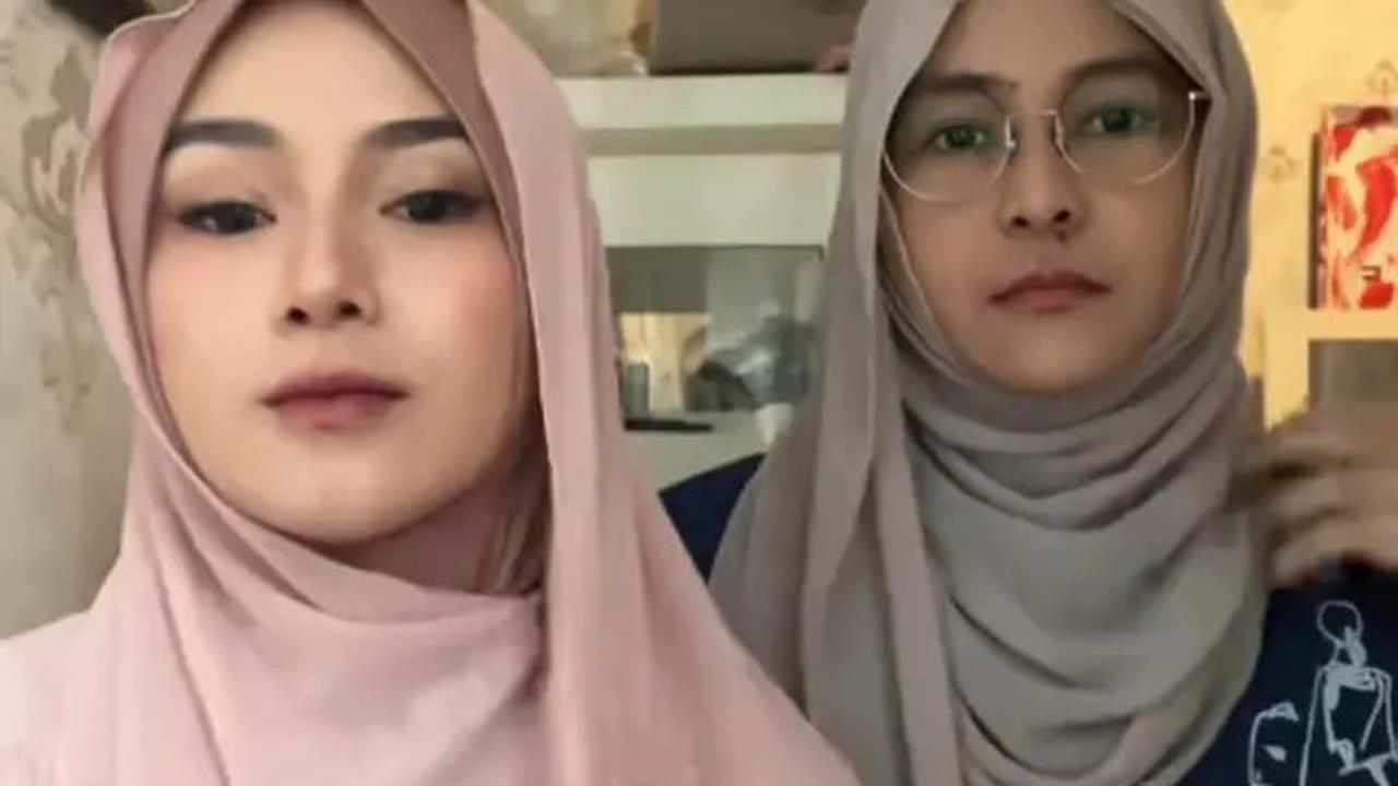 7 Potret Dara dan Mita Band Rock The Virgin Berhijab, Tampil Kalem